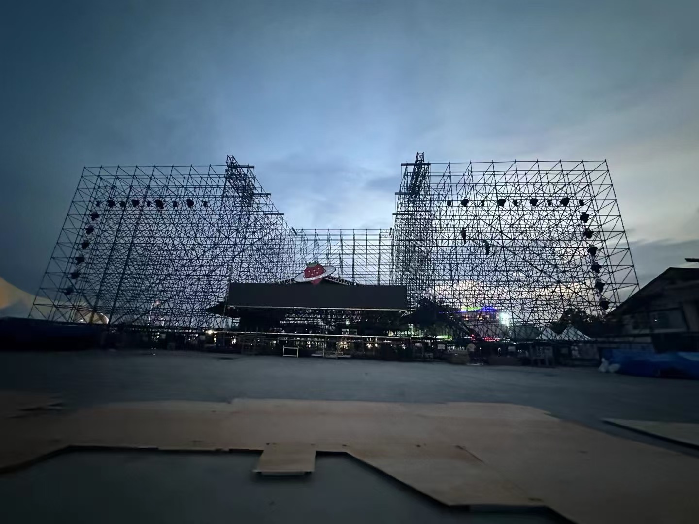 大連草莓音樂節舞臺燈光設備租賃成功案例2