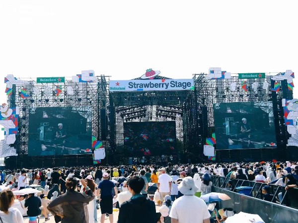 大連草莓音樂節舞臺燈光設備租賃成功案例
