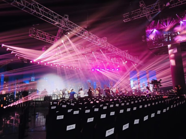 企業年會一站式舞臺設備租賃搭建供應商