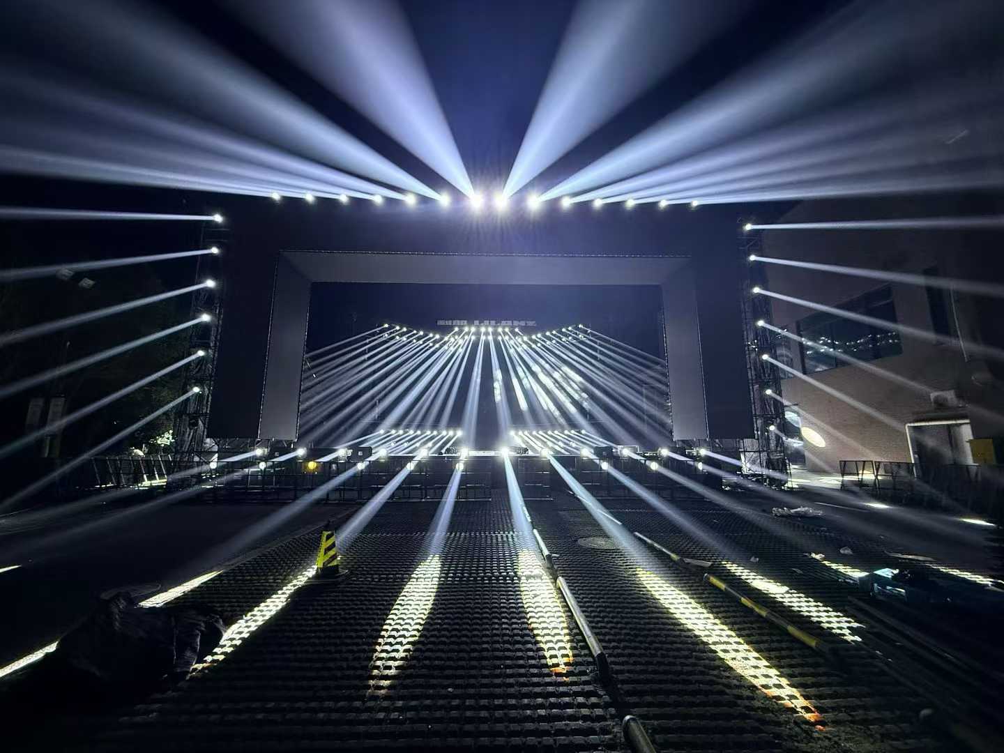 胡夏寧波杉井奧特萊斯明星見面會舞臺搭建與設備服務圓滿成功