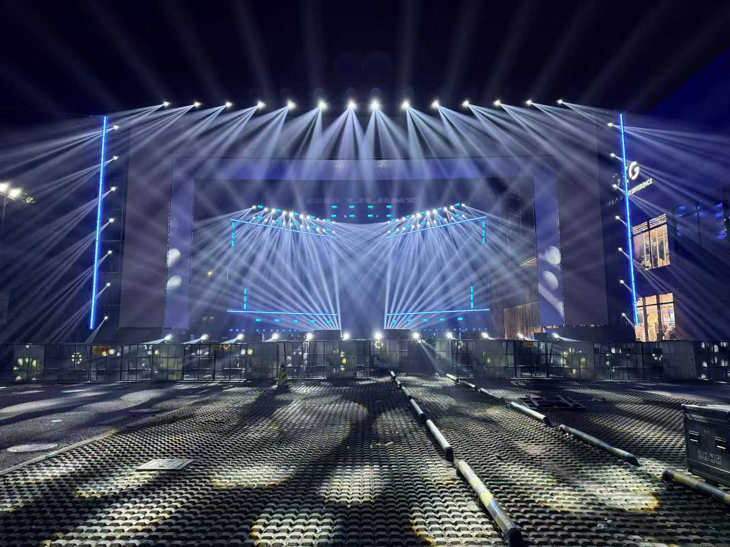 點(diǎn)亮舞臺(tái)靈魂：專業(yè)舞臺(tái)燈光租賃全方位指南