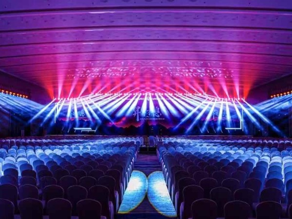 找專業(yè)舞臺(tái)燈光出租通過哪些方面找到？