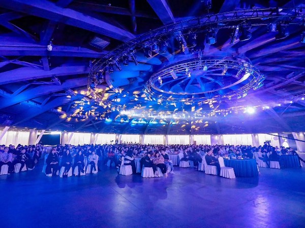 年會舞臺燈光租賃屏你選好了嗎？