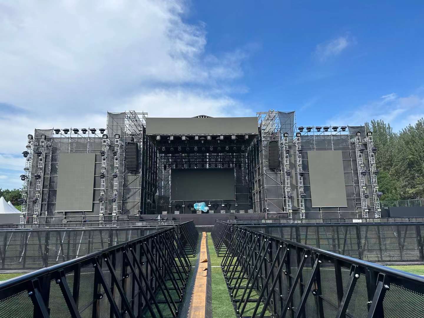 沈陽(yáng)草莓音樂(lè)節(jié)鑫禾舞美助燃現(xiàn)場(chǎng)舞臺(tái)設(shè)備租賃成功案例1